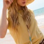 Top lino sin mangas cuello volante amarillo