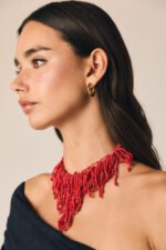 Collar cuentas con flecos rojo - Imagen 2