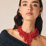 Collar cuentas con flecos rojo