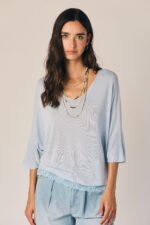 Top cuello pico puntilla celeste - Imagen 3