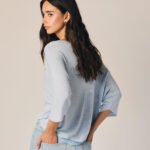 Top cuello pico puntilla celeste