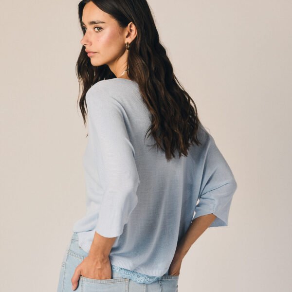Top cuello pico puntilla celeste