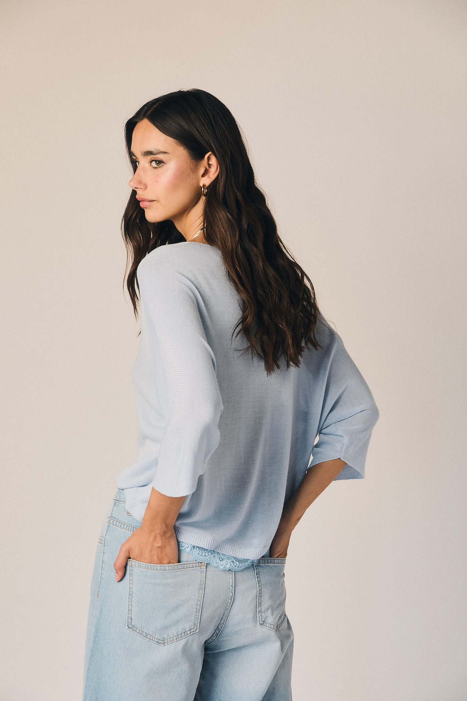 934953-top-cuello-pico-puntilla_3_e46b383e-d056-4d92-9c1c-3b023220808b.jpg Top cuello pico puntilla celeste - Imagen 1