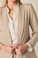 Blazer fluida básica beige - Imagen 5