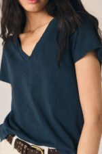 Camiseta básica cuello pico azul marino - Imagen 5
