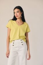 Camiseta básica cuello pico amarillo - Imagen 2