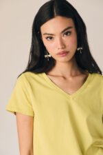 Camiseta básica cuello pico amarillo - Imagen 3