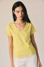 Camiseta básica cuello pico amarillo - Imagen 4