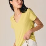 Camiseta básica cuello pico amarillo