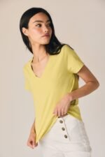 Camiseta básica cuello pico amarillo