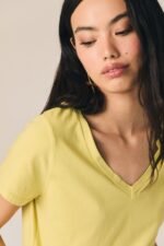 Camiseta básica cuello pico amarillo - Imagen 5
