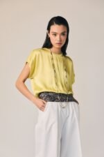 Camiseta raso con cordón amarillo
