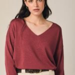 Jersey básico cuello pico vino