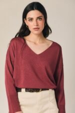 Jersey básico cuello pico vino