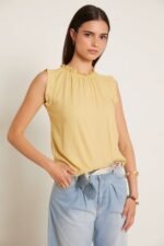 Top lino sin mangas cuello volante amarillo - Imagen 5
