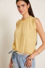 Top lino sin mangas cuello volante amarillo - Imagen 3