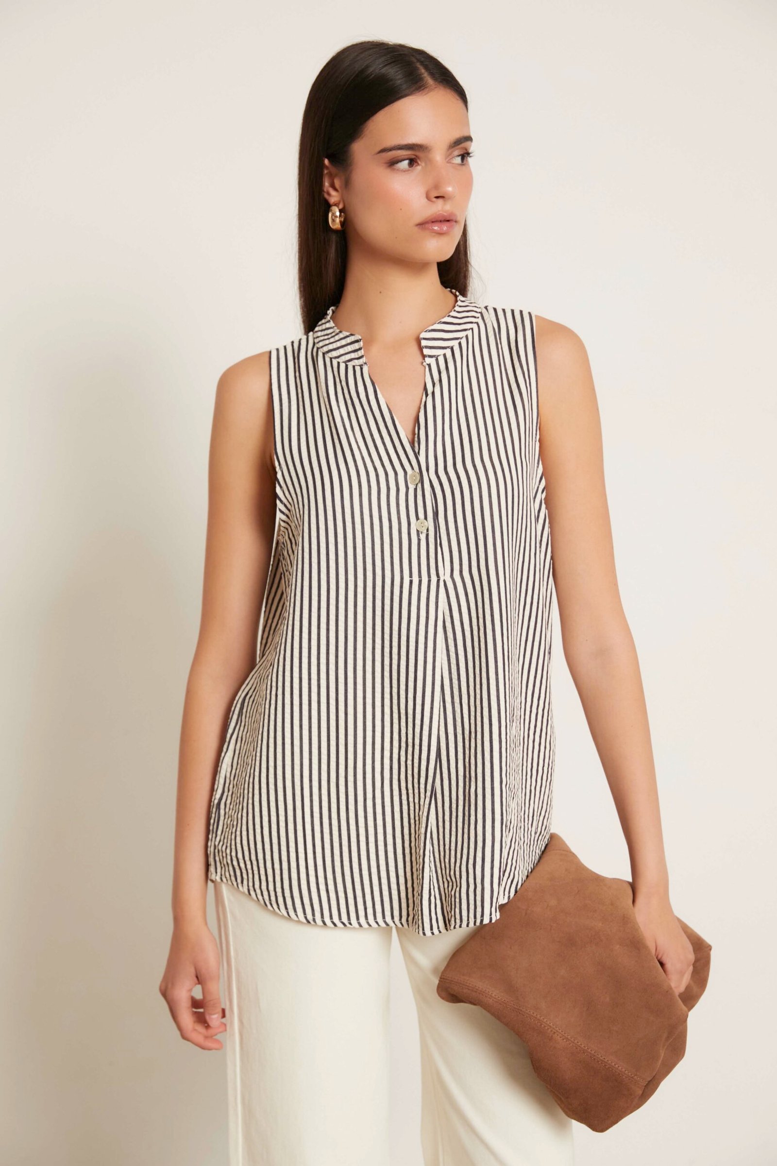 Top-seersucker-934859-2.jpg Top seersucker rayas sin mangas blanco - Imagen 1