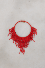 Collar cuentas con flecos rojo - Imagen 3
